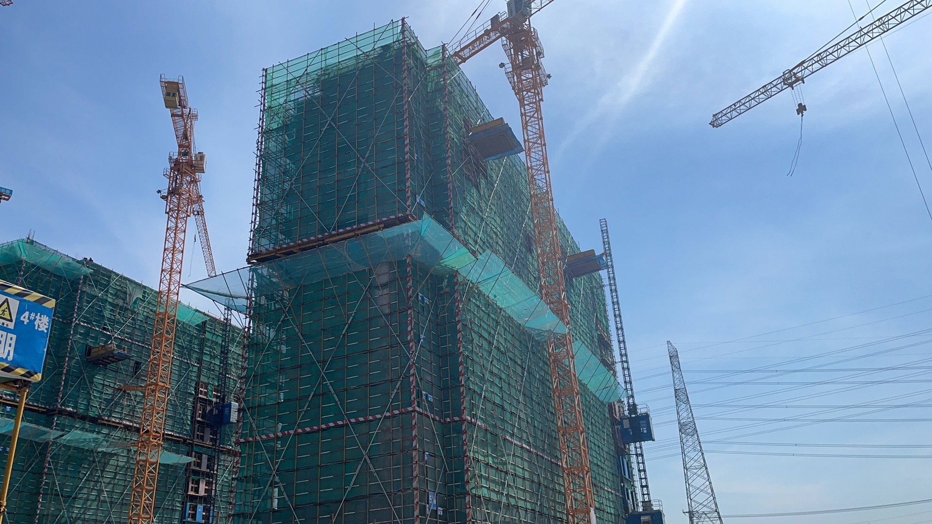 我們是一家集工業(yè)與民用建設、安裝、裝修裝飾、地基與基礎、大型土石方、市場(chǎng)開(kāi)發(fā)為一體的施工總承包企業(yè)。