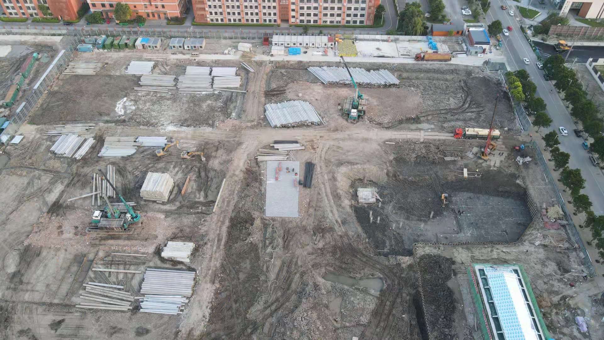 我們是一家集工業(yè)與民用建設、安裝、裝修裝飾、地基與基礎、大型土石方、市場(chǎng)開(kāi)發(fā)為一體的施工總承包企業(yè)。