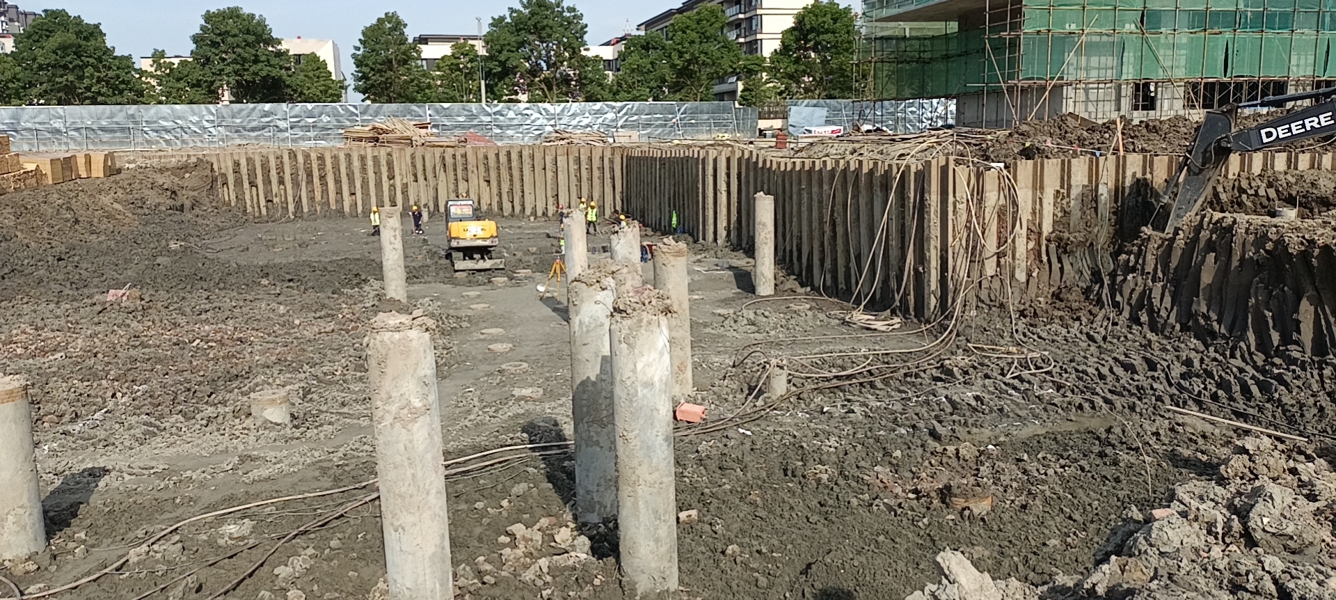 我們是一家集工業(yè)與民用建設、安裝、裝修裝飾、地基與基礎、大型土石方、市場(chǎng)開(kāi)發(fā)為一體的施工總承包企業(yè)。