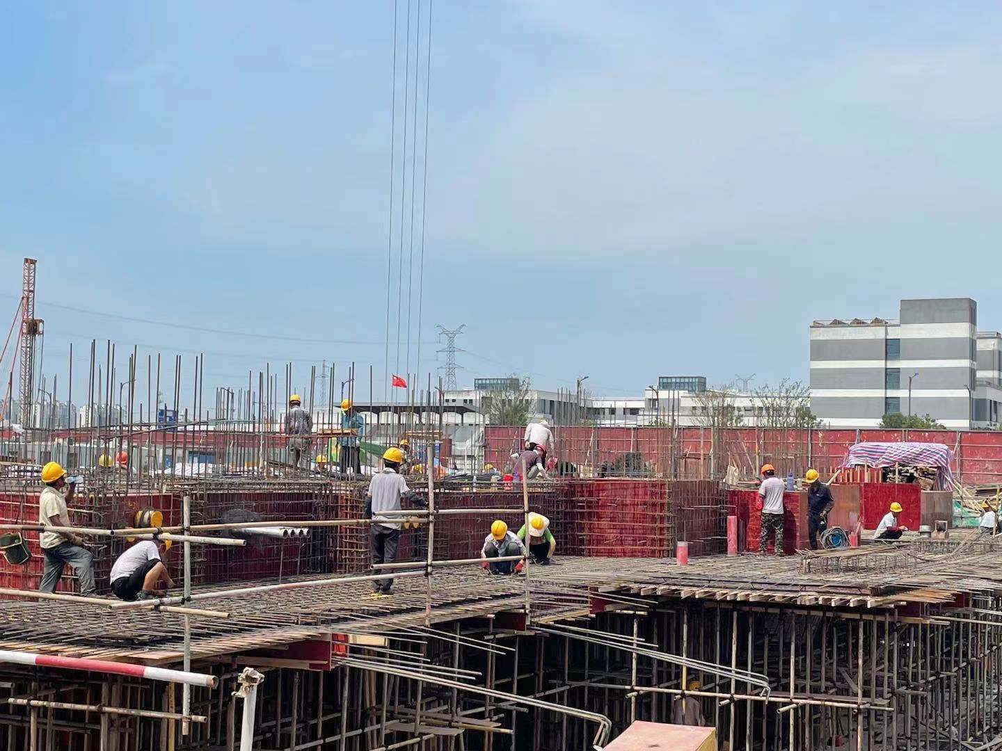 我們是一家集工業(yè)與民用建設、安裝、裝修裝飾、地基與基礎、大型土石方、市場(chǎng)開(kāi)發(fā)為一體的施工總承包企業(yè)。