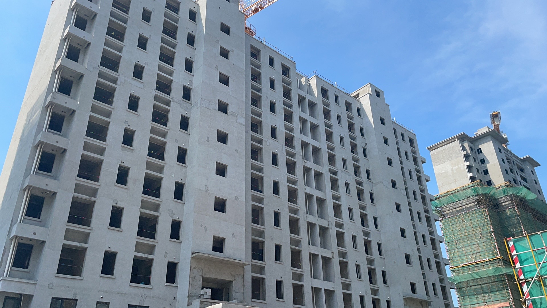 我們是一家集工業(yè)與民用建設、安裝、裝修裝飾、地基與基礎、大型土石方、市場(chǎng)開(kāi)發(fā)為一體的施工總承包企業(yè)。